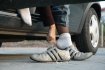 sneakersocken und nylonstrumpfhose in adidas-schuhen